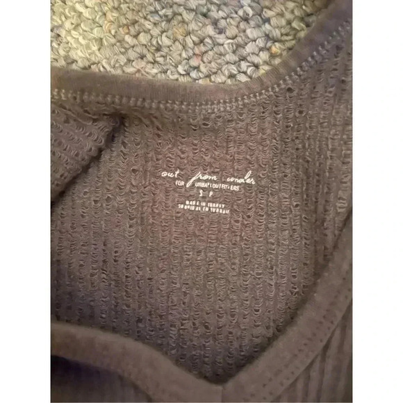 Out from under Urban Outfitters grey crop top size small! - Picture 3 of 4